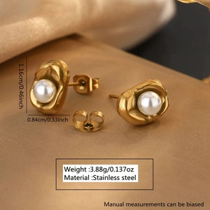 Vista macro di orecchini a perla organica irregolare placcati in oro 18k con dimensioni