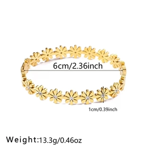 Detail van de 18k gouden madeliefjes armband met 6cm diameter en gewicht van 13,3g