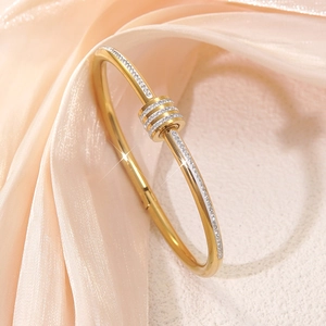 Luxe 18k vergulde roestvrijstalen armband met fonkelende pavé zirkoon draaibare sluiting