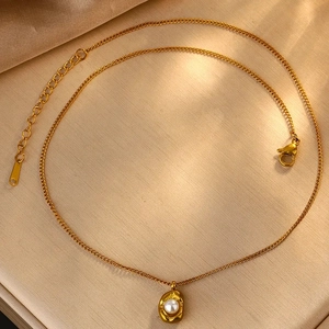 Elegante collana in acciaio placcato oro 18k con pendente lava e perla irregolare