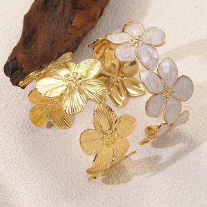 Luxuriöse Edelstahl-Blumenarmreifen mit Goldfinish und Emaille-Marmor-Details