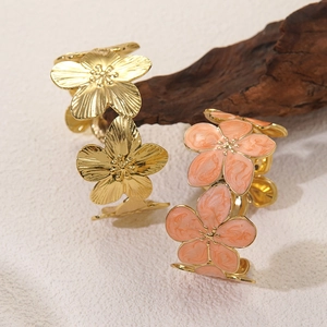 Detailansicht vergoldeter Blumenarmreifen mit rosa Emaille und Marmorierungseffekt