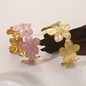 Eleganter offener Armreif mit goldenen und rosa Emaille-Blumen und Metall-Finish