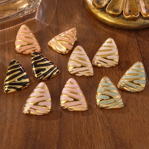 Boucles d'oreilles triangles en émail doré avec motifs de vagues roses, noires et bais