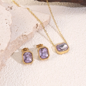Set collana e orecchini in oro con zirconi viola taglio smeraldo dallo stile elegante