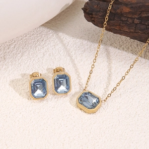 Set collana e orecchini in oro con zircone blu chiaro taglio smeraldo su base di pietra