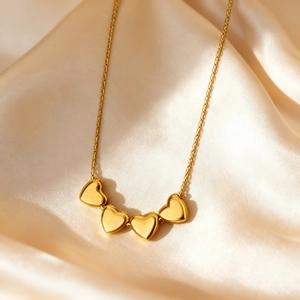 Poliertes 18k Gold Herzanhänger Halskette mit fünf verbundenen Herzen an feiner Kette