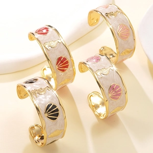 Bracciale rigido aperto dorato con smalto marino motivo conchiglia e ippocampo