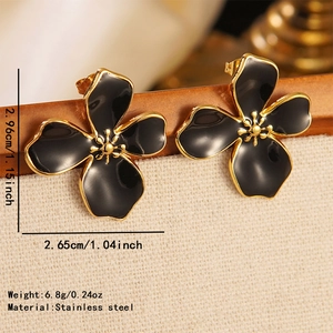 Elegante goldene Edelstahl-Ohrstecker mit schwarzen Blumen und genauen Maßen