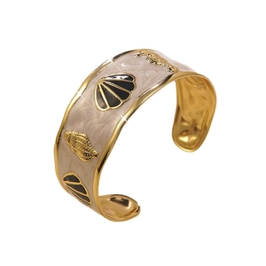Bracciale rigido dorato a tema marino con smalto e motivi di cavalluccio marino
