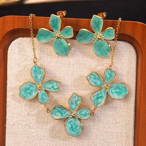 Parure collier et boucles d'oreilles fleurs en émail vert et acier inoxydable doré