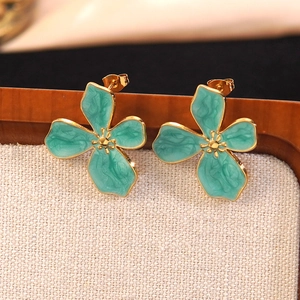 Boucles d'oreilles fleur en acier doré et émail à texture marbrée vert émeraude