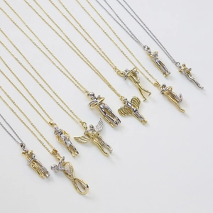 Collana con ciondolo abbraccio moderno bicolore placcato oro e argento su sfondo bianco