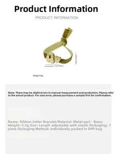 Detail eines elastischen Herzarmbands mit goldenem Buchstaben A und Messing-Material