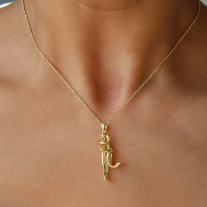 Elegante collana dorata con ciondolo abbraccio astratto su una catena a O lucida