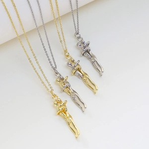 Collares minimalistas con colgante de abrazo en oro y plata sobre un fondo blanco limpio
