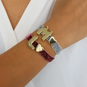 Pulsera elástica de purpurina con letra M dorada y colgante corazón rojo y plateado