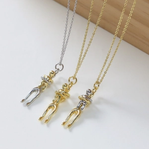 Collares con colgante de abrazo artístico en oro y plata con una elegante cadena de estilo O
