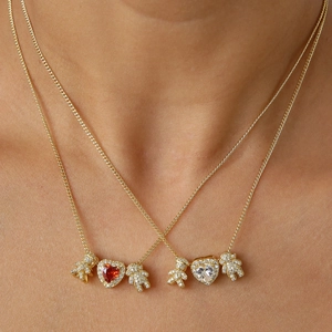 Goldene Geburtsstein-Halskette mit Herz-Anhänger und süßen Pavé-Jungen- und Mädchen-Charms