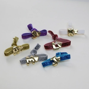 Pulseras elásticas de purpurina con dijes de corazón dorado y letras en seis colores