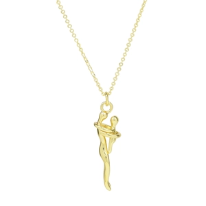 Dettaglio di una collana dorata con un ciondolo minimalista che raffigura un abbraccio