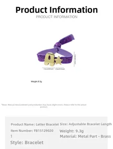 Detail van paarse glitter elastische band met gouden letter A en ster hanger charms