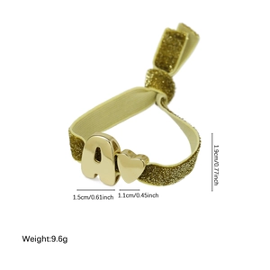 Pulsera elástica con colgante de letra A dorada y corazón en banda de tela ondulada