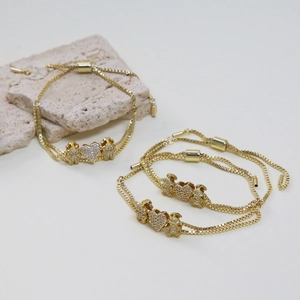 Tre braccialetti a cuore dorati con pendenti bambino e bambina e pietre di zircone