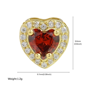 Dettaglio pendente cuore in oro con pietra rossa e dimensioni di 9,6mm per 9,7mm