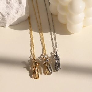 Detailansicht der Umarmung-Halsketten in Gold, Silber und zweifarbigem Design