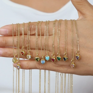Exquis collier doré avec pendentifs en pierre de naissance en forme de cœur pour femme