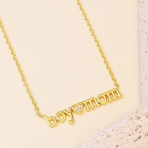 Elegante collar con colgante de corazón boy mom en latón dorado para el día de la madre