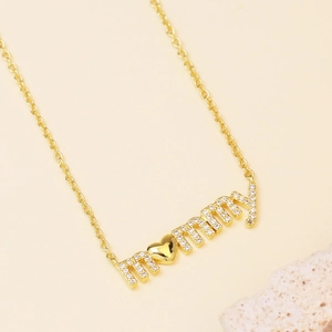 Collar con colgante Mommy de latón chapado en oro de 18k con circonitas y corazón