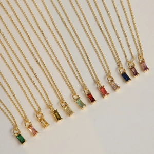 Collier plaqué or 18 carats avec 12 pendentifs pierres de naissance colorées