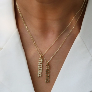 Doppellagige Goldkette mit Mama-Anhänger, funkelndem Zirkonia-Pavé und poliertem Glanz