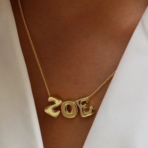Personalisierte goldene ZOE Buchstaben-Kette im Puffy Balloon Design am Hals