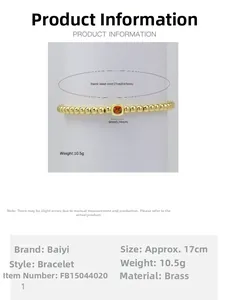 Detalle de pulsera de cuentas de latón dorado con piedra de nacimiento naranja cuadrada