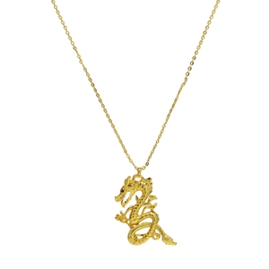 Detailaufnahme des goldenen Drachen-Anhängers mit feiner Textur an einer Halskette