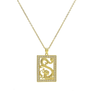 Detail einer goldenen Drachenkette mit einem zirkonia-besetzten rechteckigen Rahmen