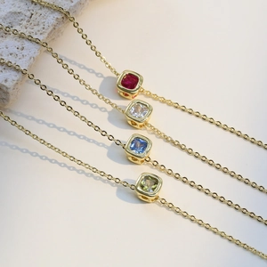 Collane con ciondolo birthstone quadrato in zircone colorato su catenine dorate