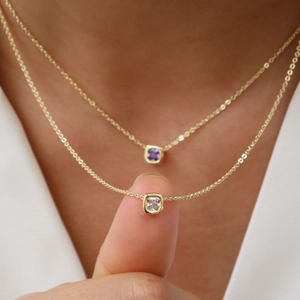 Collana Minimalista in Ottone con Ciondolo Pietra di Nascita Quadrato Geometrico Incastonatura Lunetta Regalo di Compleanno Donna