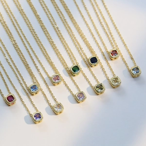 Collezione di collane dorate con pendenti in zircone quadrato in dodici colori di pietre natali