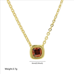 Goldkette mit quadratischem 6mm orange-rotem Geburtsstein-Anhänger und feiner Gliederkette