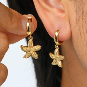 Boucles d'Oreilles Créoles Huggie en Laiton Plaqué Or Thème Océan pour Femmes Bijoux de Plage d'Été Étoile de Mer Conque Homard Strass