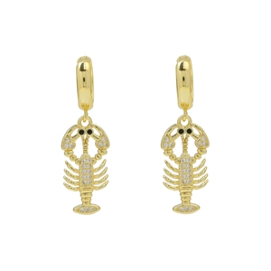 Détail macro de boucles d'oreilles homard en laiton doré avec cristaux blancs incrustés