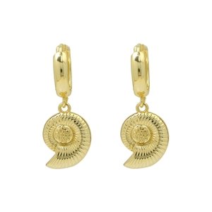 Détail rapproché de boucles d'oreilles créoles dorées avec pendentifs coquillage marin