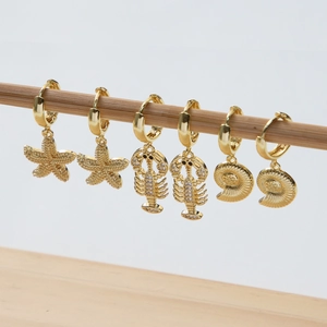 Boucles d'oreilles en laiton doré thème marin avec pendentifs étoile de mer, homard et conque