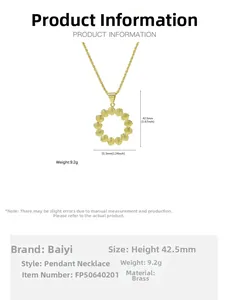 Détail montrant les dimensions du collier pendentif coquillage en laiton doré et marqué