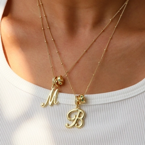 Eleganti collane placcate oro 18 carati con lettere M e B e pietre preziose verdi