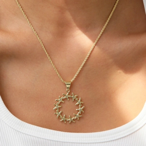 Gros plan du collier avec pendentif anneau étoile de mer doré sur le mannequin